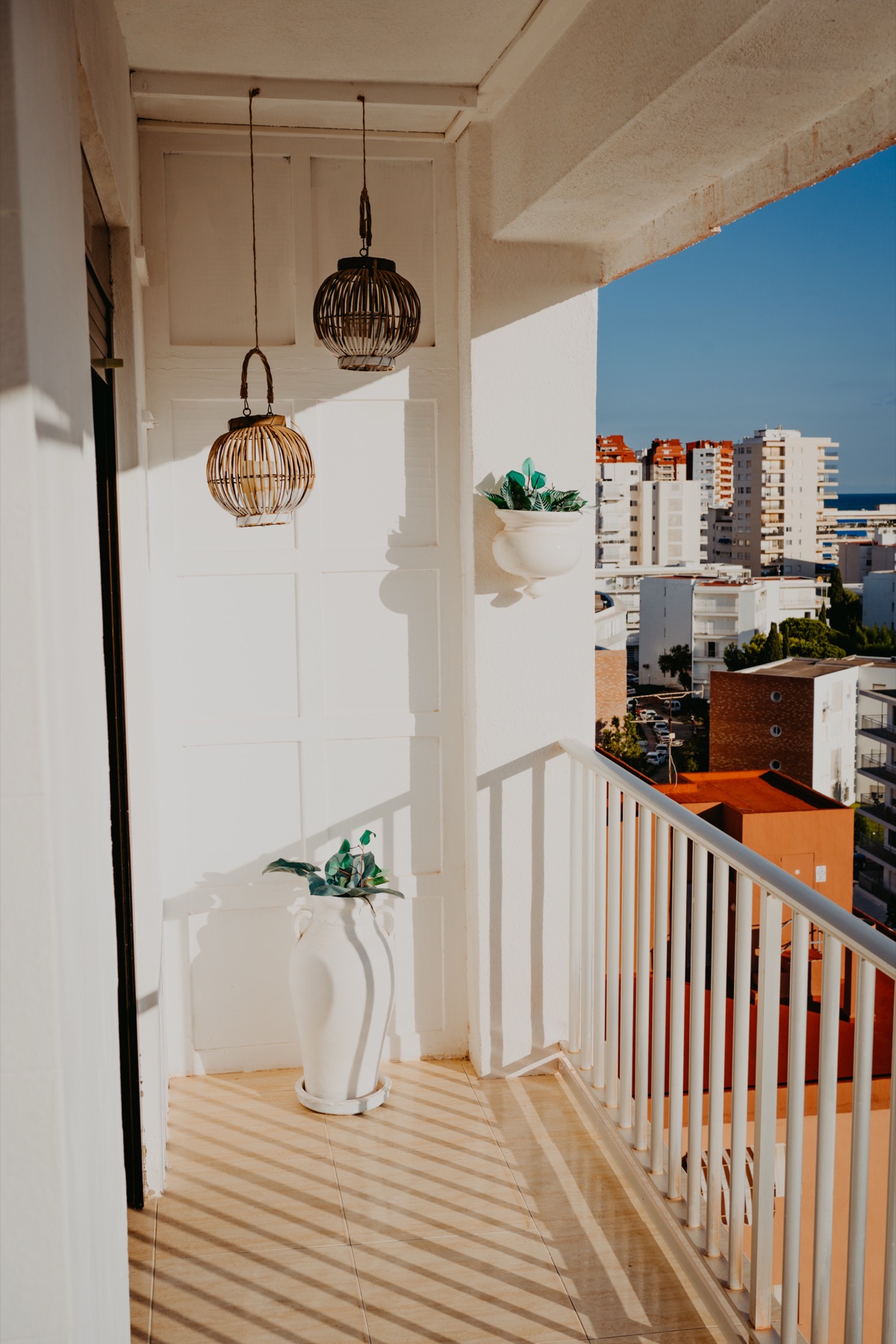 Sonniger Balkon mit Stadtblick