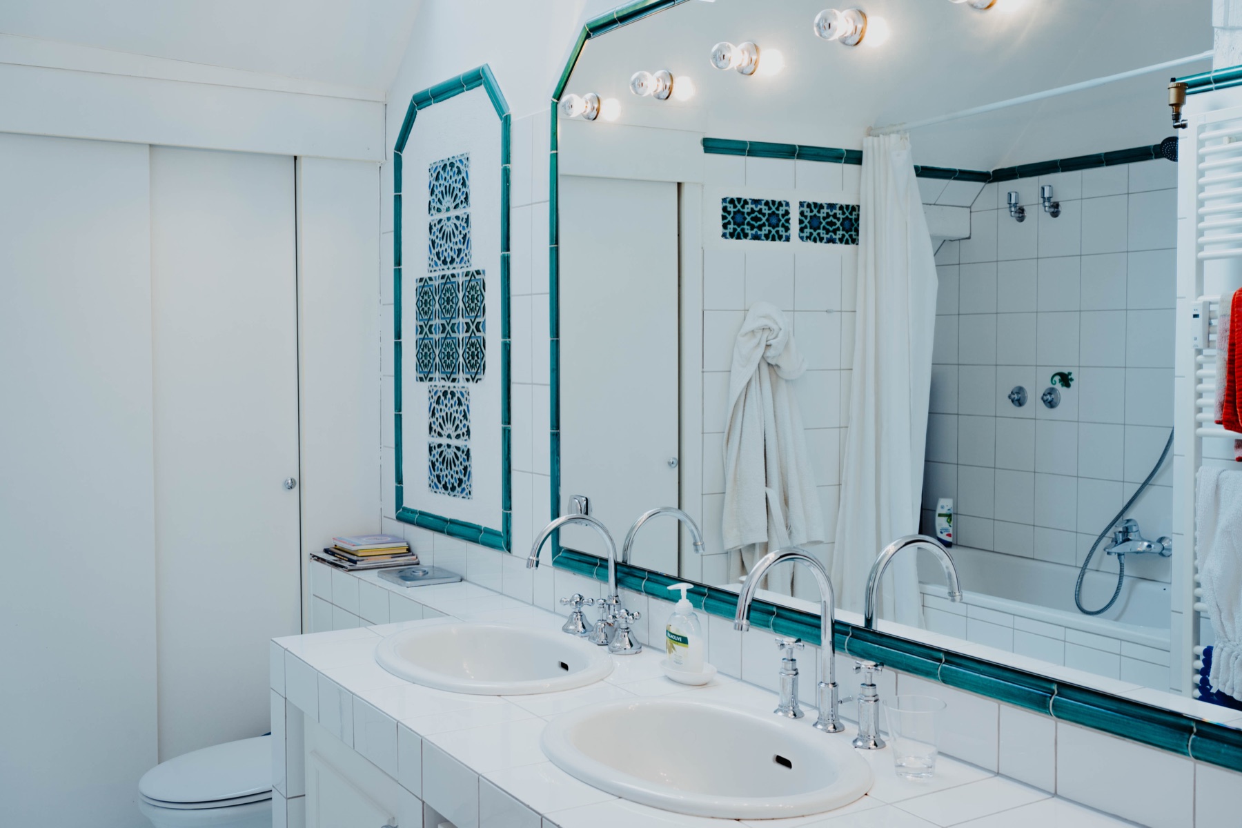 Helles Badezimmer mit Spiegeln